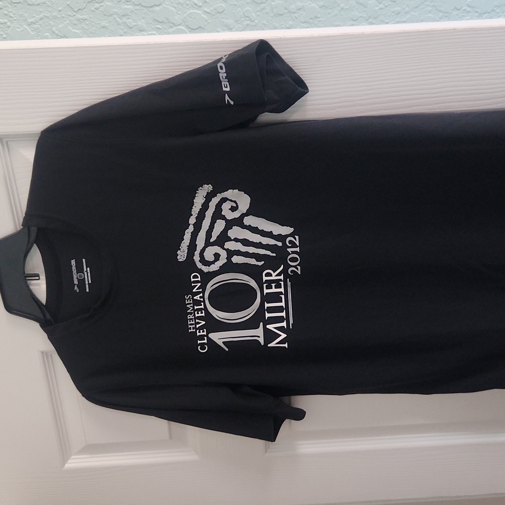 Brooks Equilibrium Technology Hermes Cleveland 10 miler 2012 tshirt LIKE NEW!